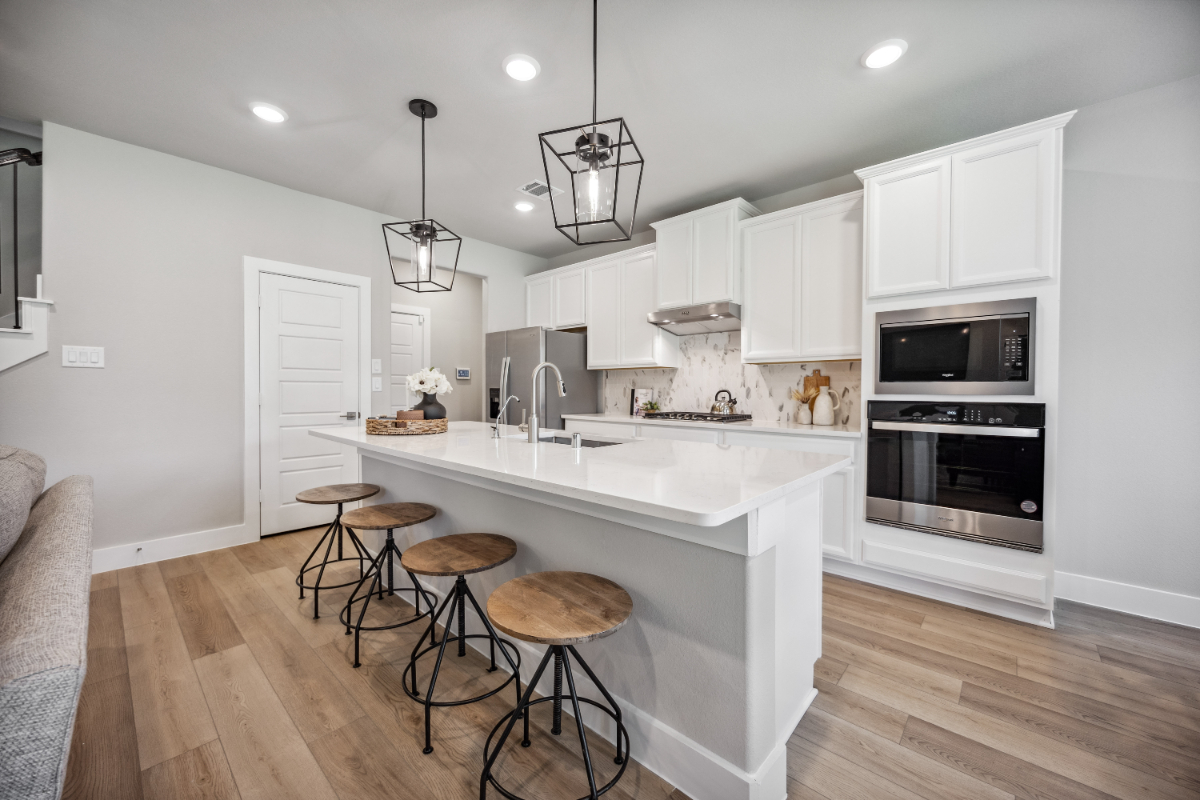 Spacious Primary Bedroom in Conroe, Texas - Photo 7