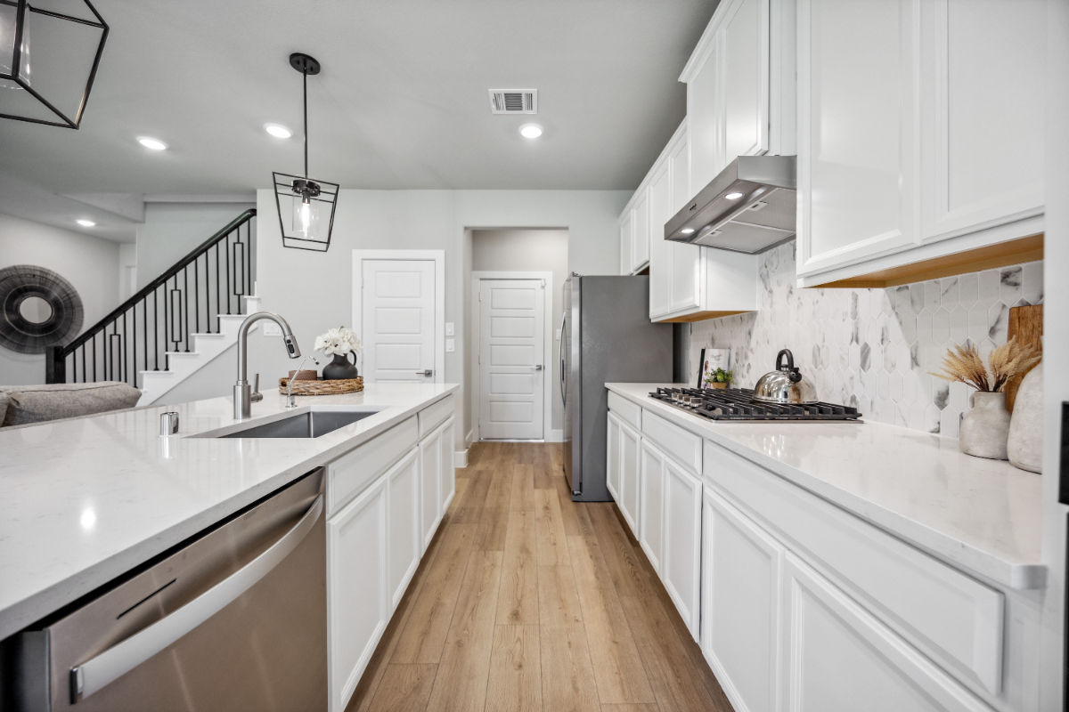 Spacious Primary Bedroom in Conroe, Texas - Photo 8