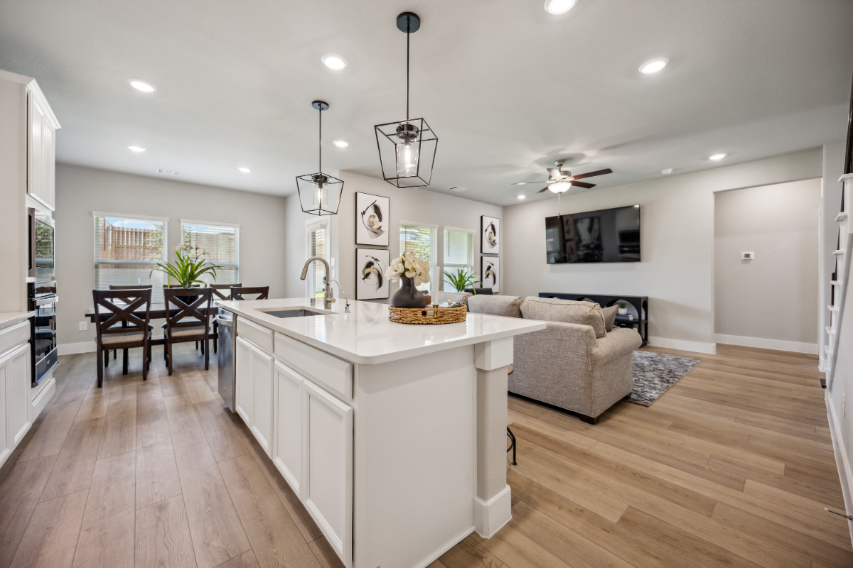 Spacious Primary Bedroom in Conroe, Texas - Photo 10