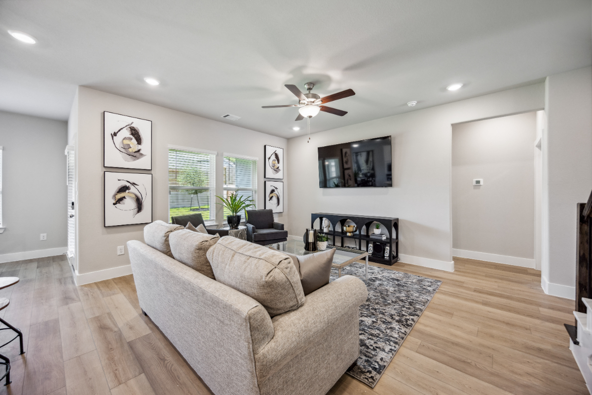 Spacious Primary Bedroom in Conroe, Texas - Photo 5