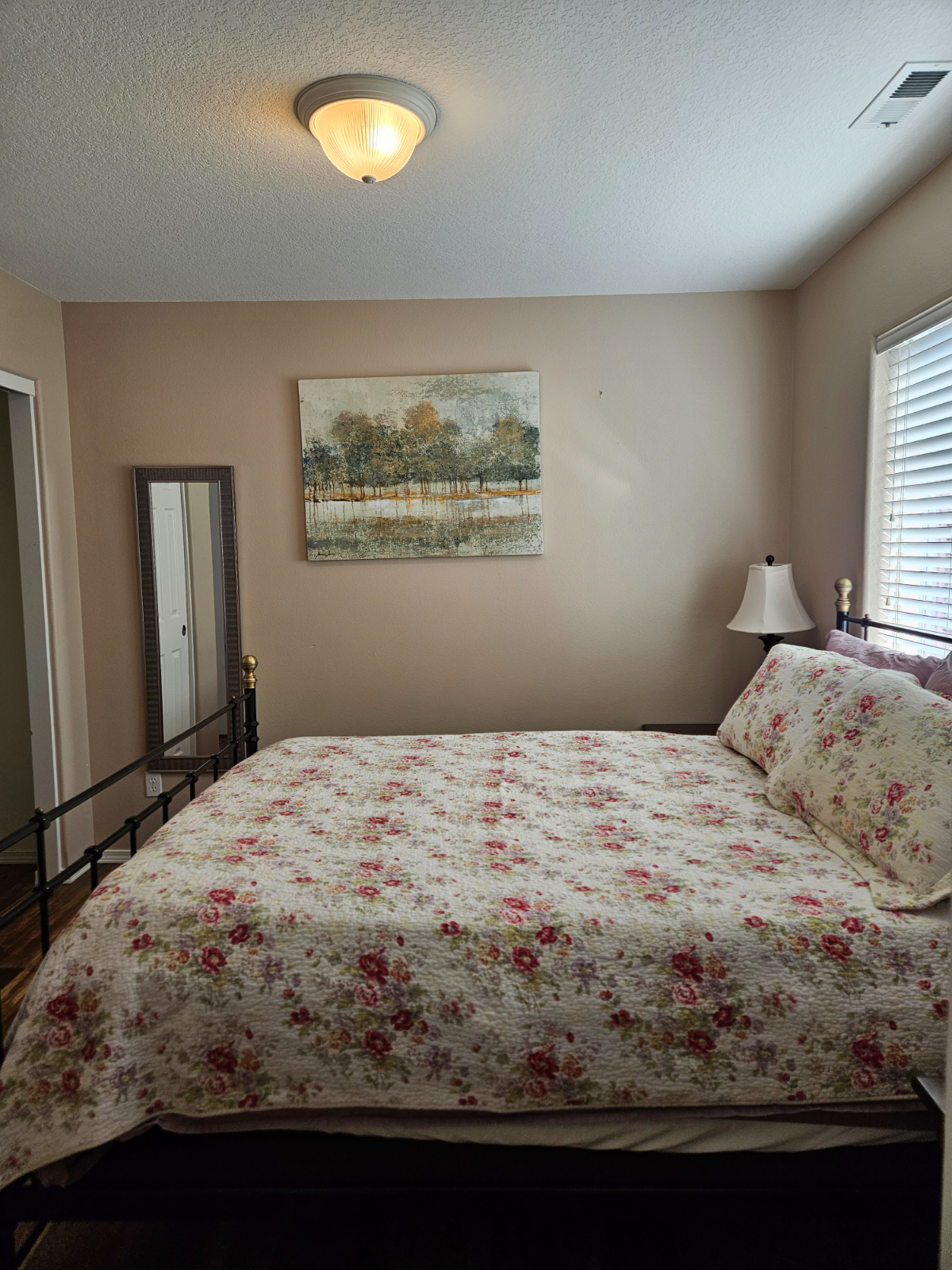 Bedroom w/ Private Bath near St. Charles - Available Nov. 8 - Photo 2
