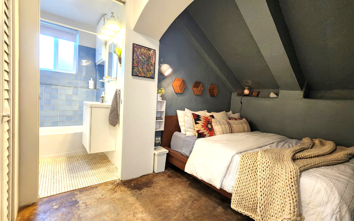 Bight Urban Apartment with large patio - Photo 5