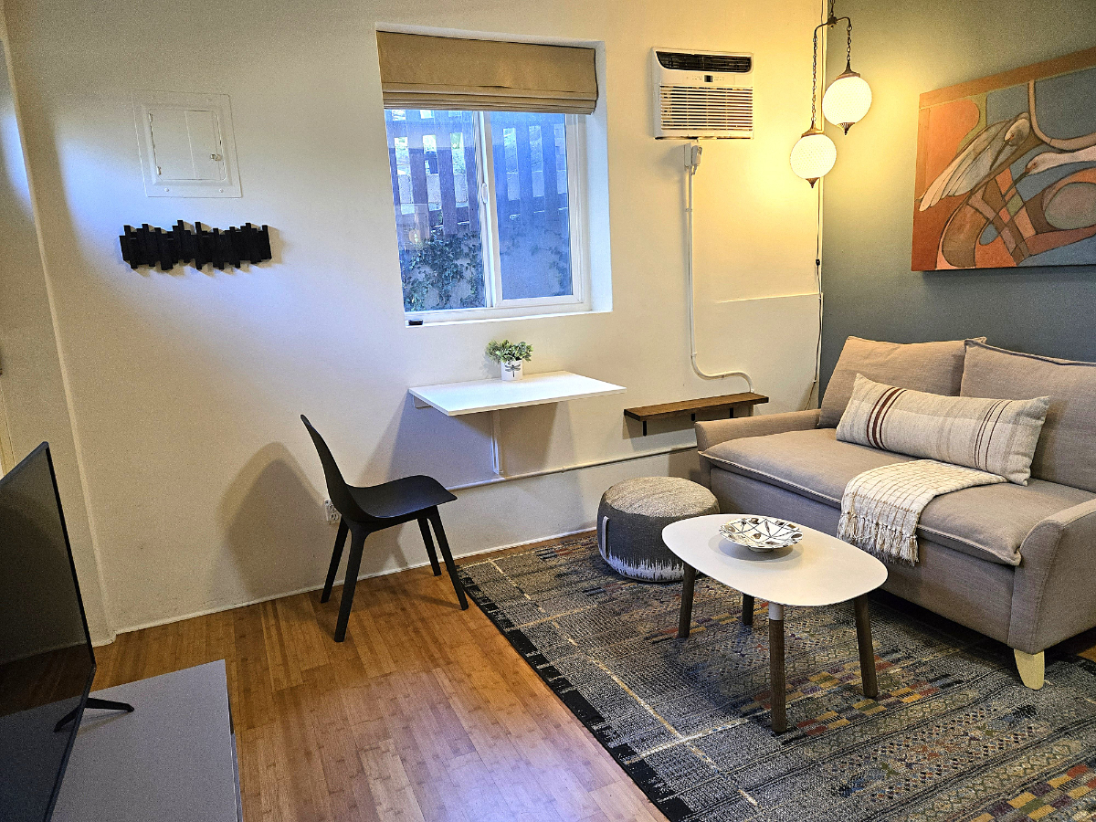 Bight Urban Apartment with large patio - Photo 1