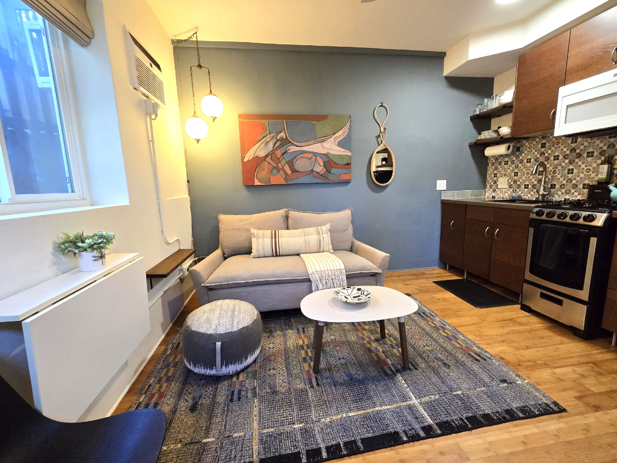 Bight Urban Apartment with large patio - Photo 3
