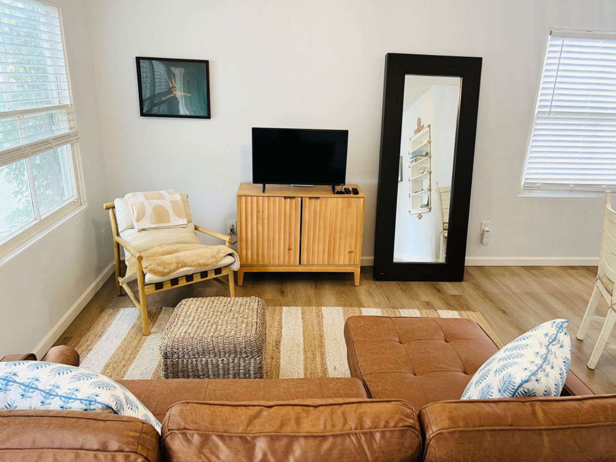Sun-Filled Private Freestanding Pacific Beach Cottage and Patio - Photo 3