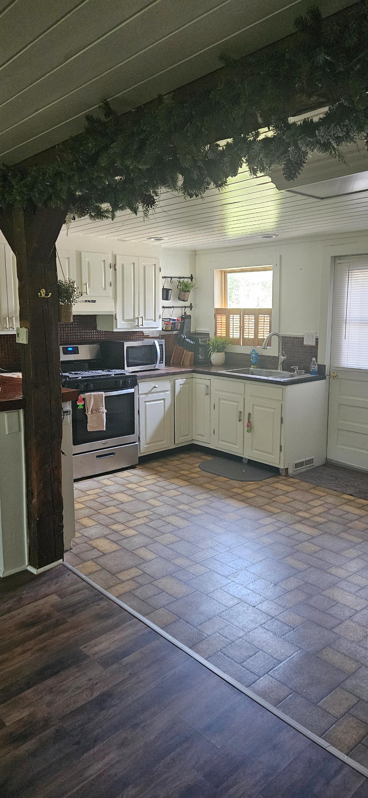 One Bedroom Apartment in Small Town w/Convenient Commute to Albany - Photo 2