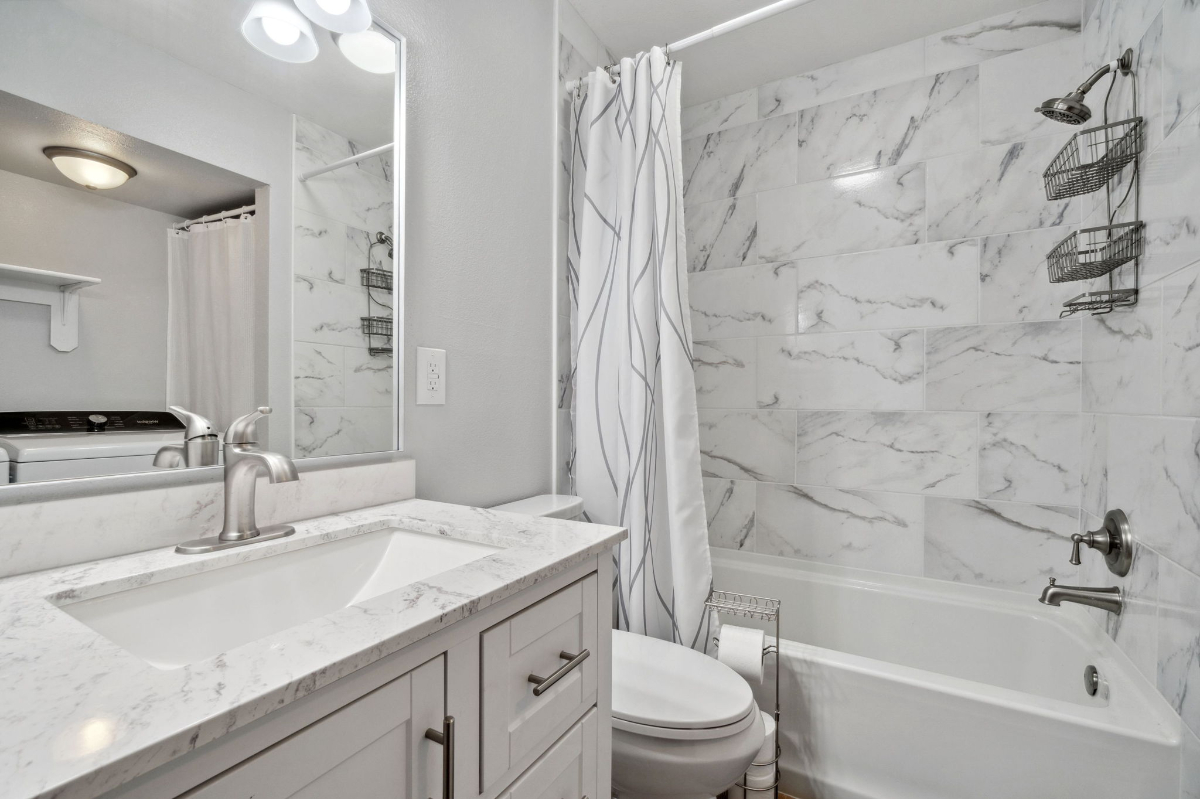 Newly Renovated 2BR Apartment - Photo 7