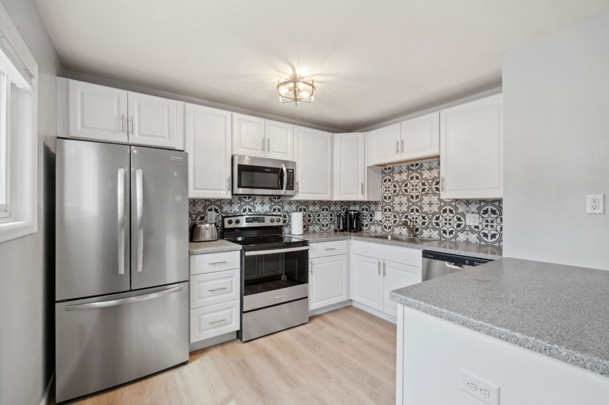 Newly Renovated 2BR Apartment - Photo 3