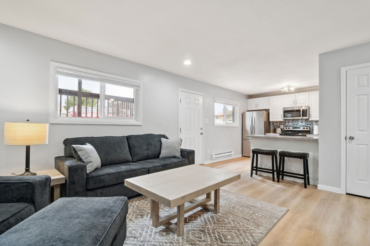 Newly Renovated 2BR Apartment - Photo 2