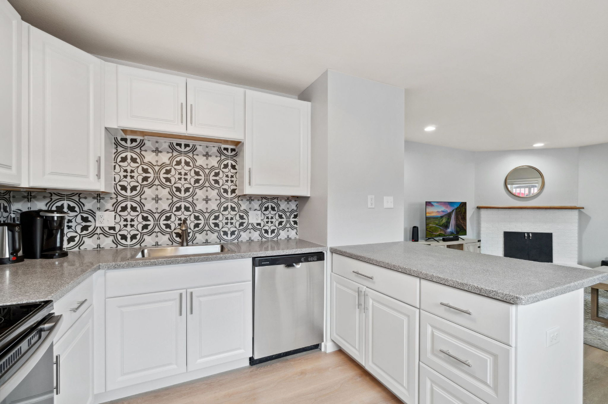 Newly Renovated 2BR Apartment - Photo 4