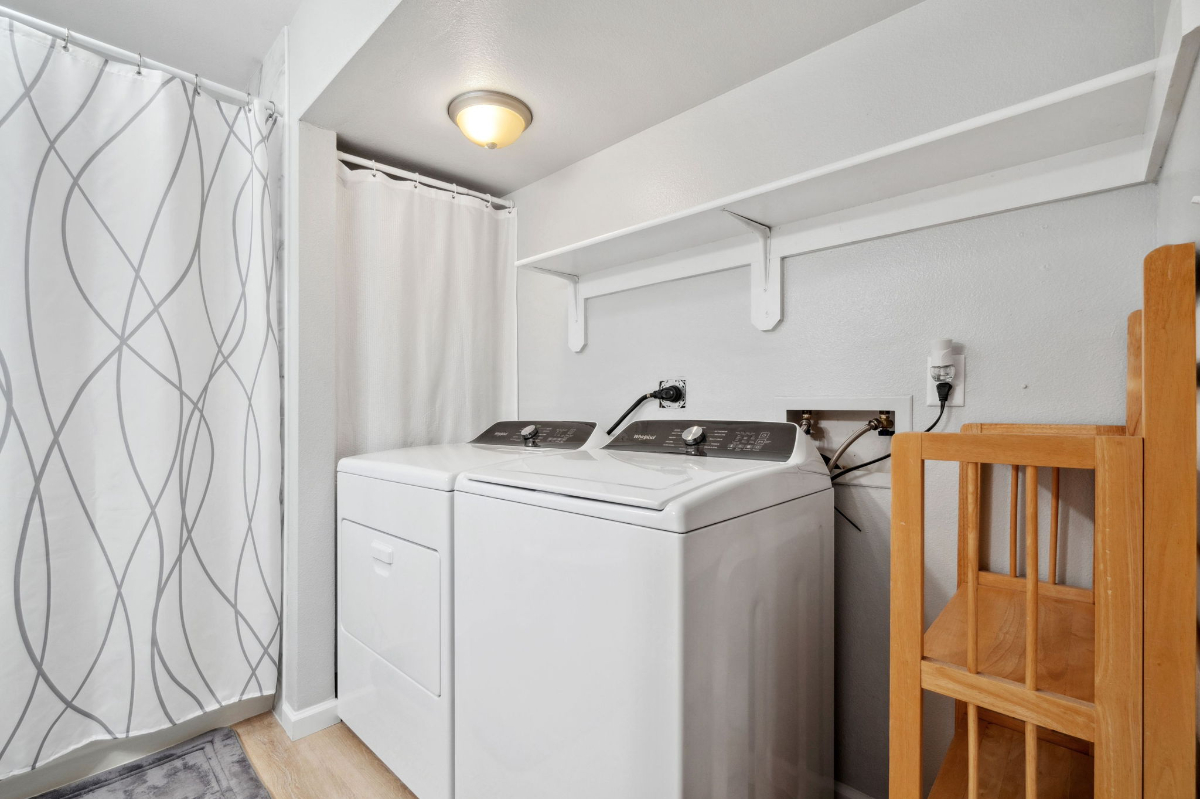 Newly Renovated 2BR Apartment - Photo 8