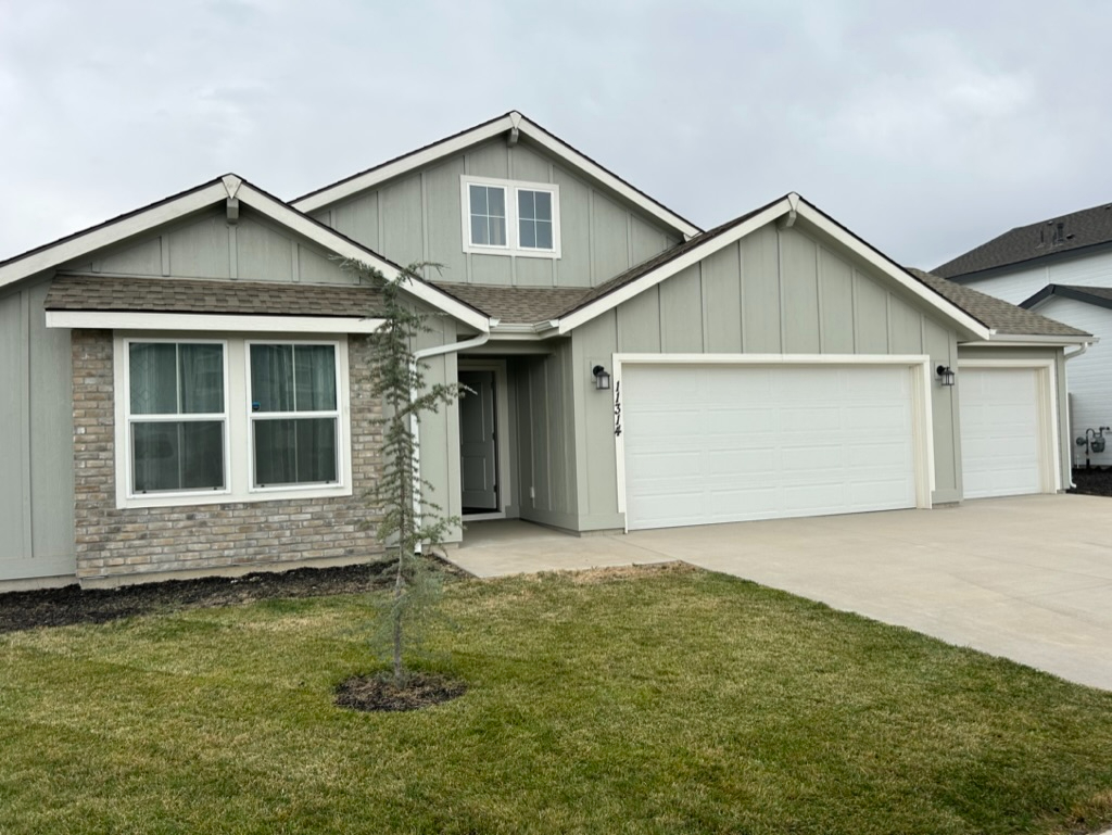 Spacious 3BR Home with Workspace, Garage & Fenced Yard - Photo 2