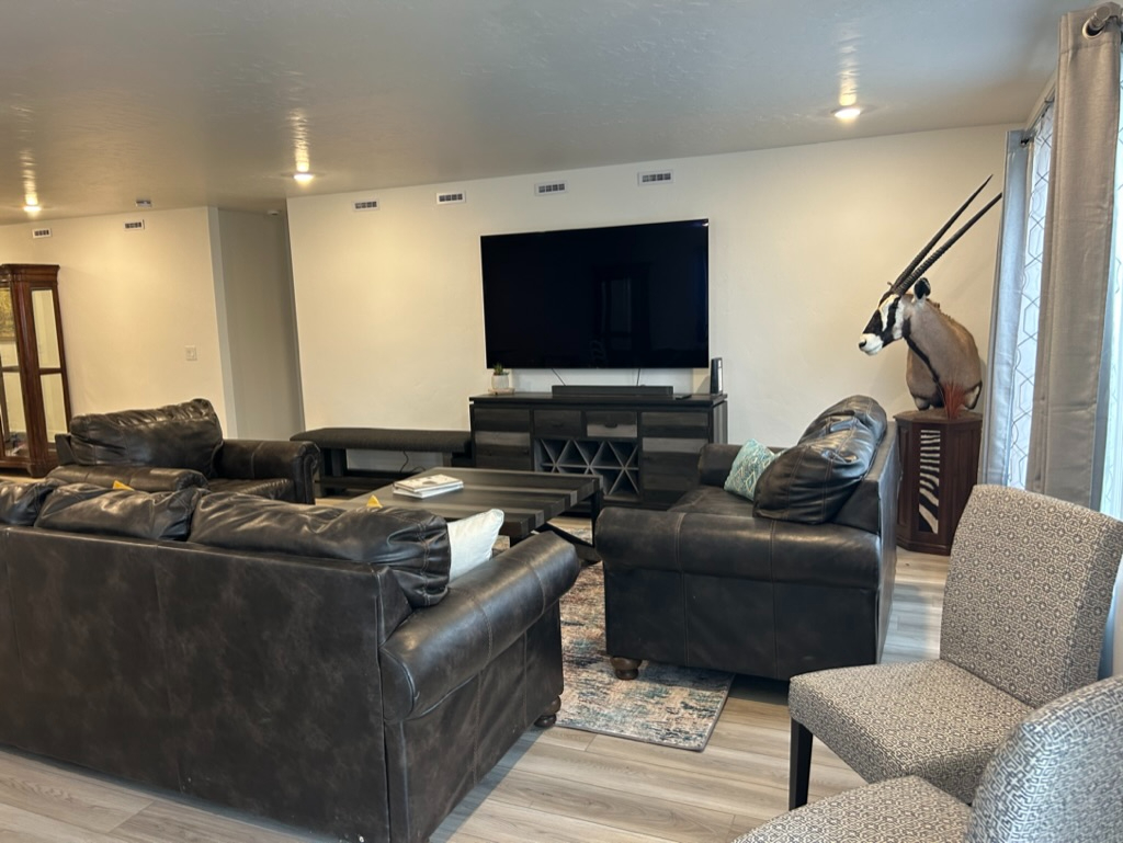 Spacious 3BR Home with Workspace, Garage & Fenced Yard - Photo 4
