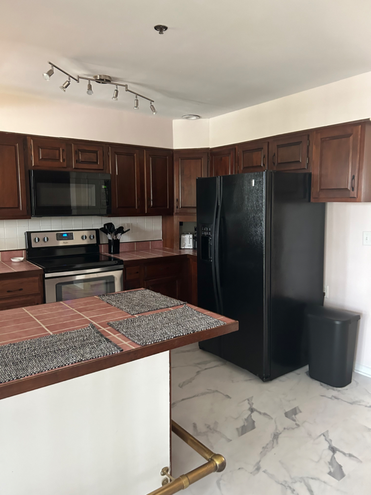 Large apt, 1 of 4 units, Walking distance to... - Photo 8