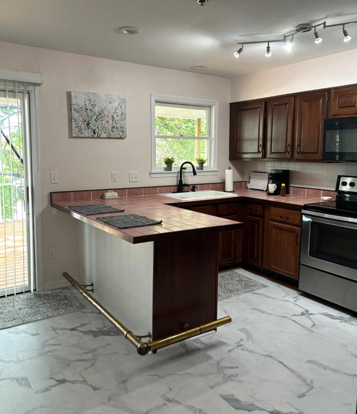 Large apt, 1 of 4 units, Walking distance to... - Photo 6