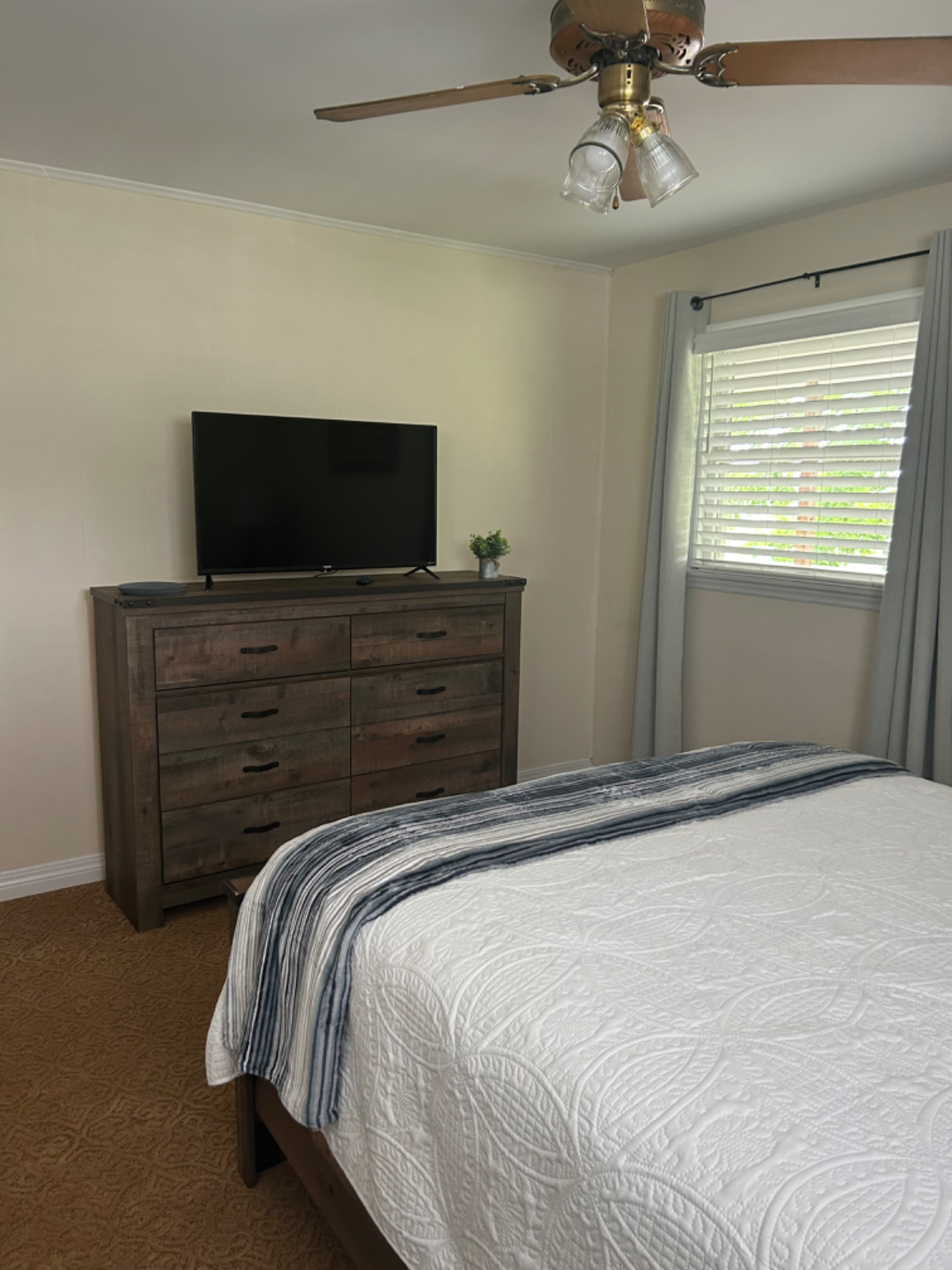Large apt, 1 of 4 units, Walking distance to... - Photo 11