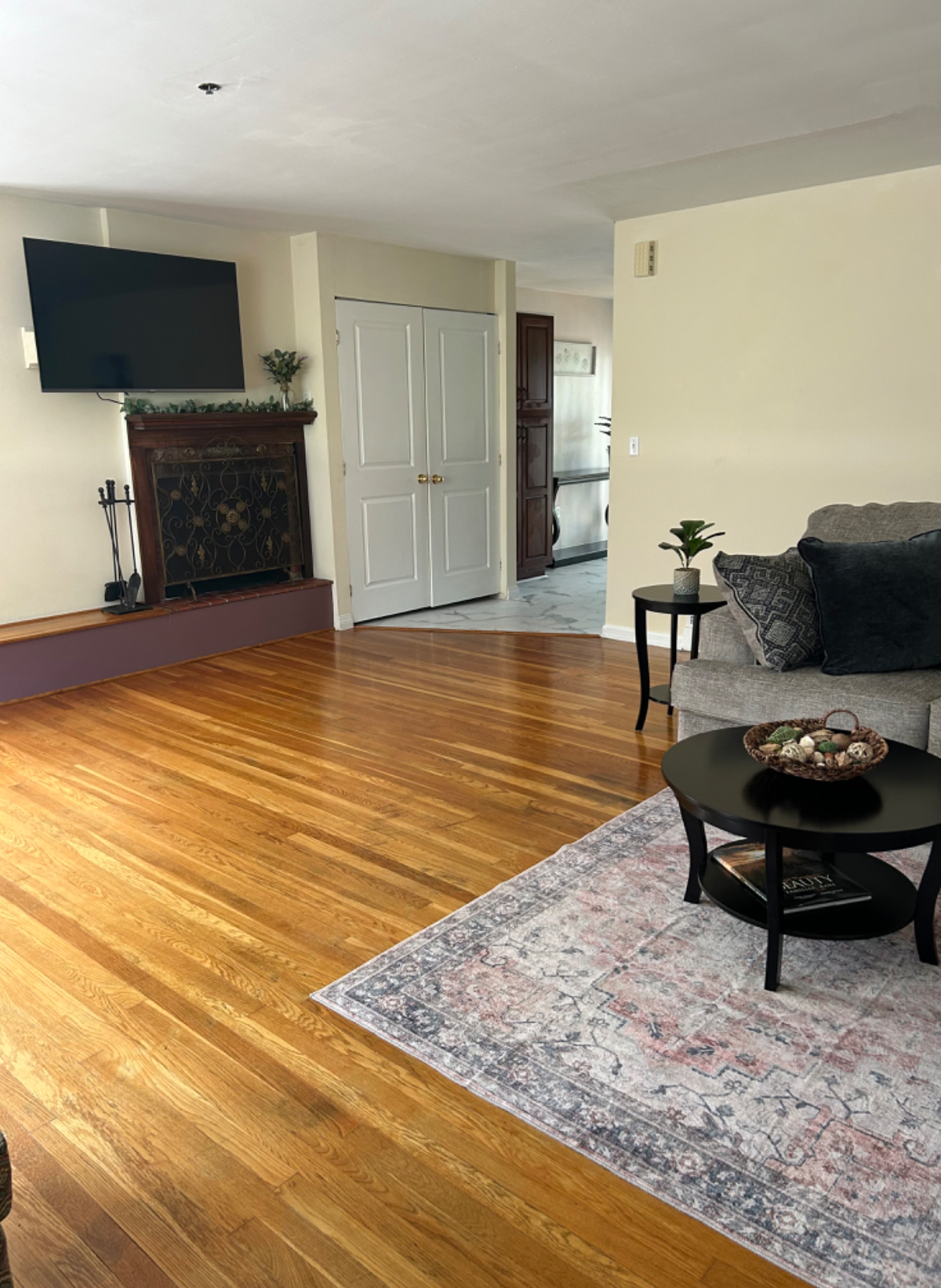 Large apt, 1 of 4 units, Walking distance to... - Photo 4