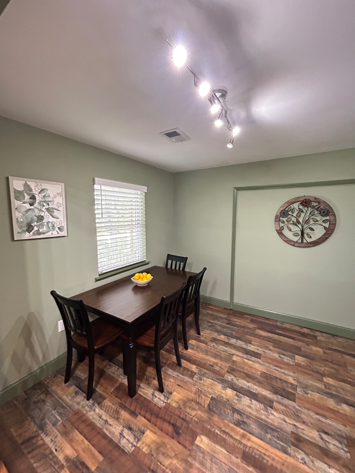Large apt, 1 of 4 units, Walking distance to... - Photo 3