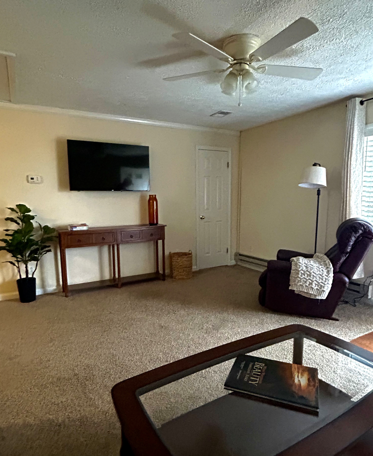 Large apt, 1 of 4 units, Walking distance to... - Photo 6