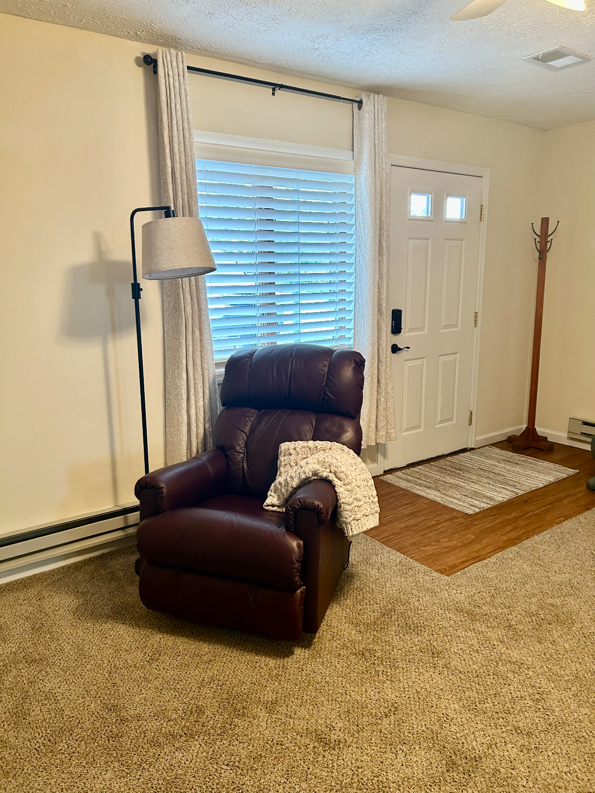 Large apt, 1 of 4 units, Walking distance to... - Photo 8