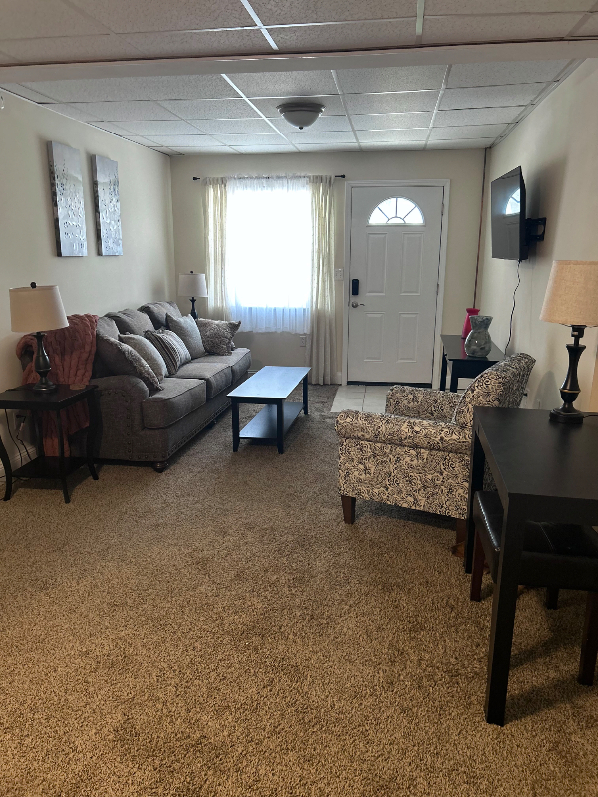 Large apt, 1 of 4 units, Walking distance to... - Photo 2