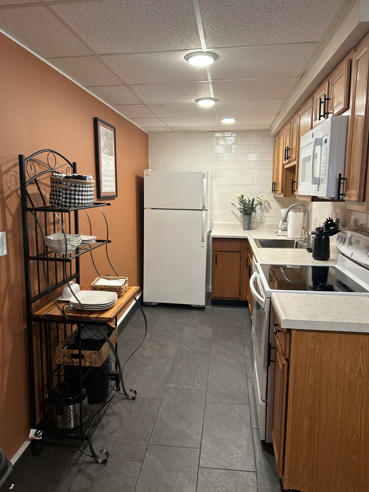 Large apt, 1 of 4 units, Walking distance to... - Photo 7
