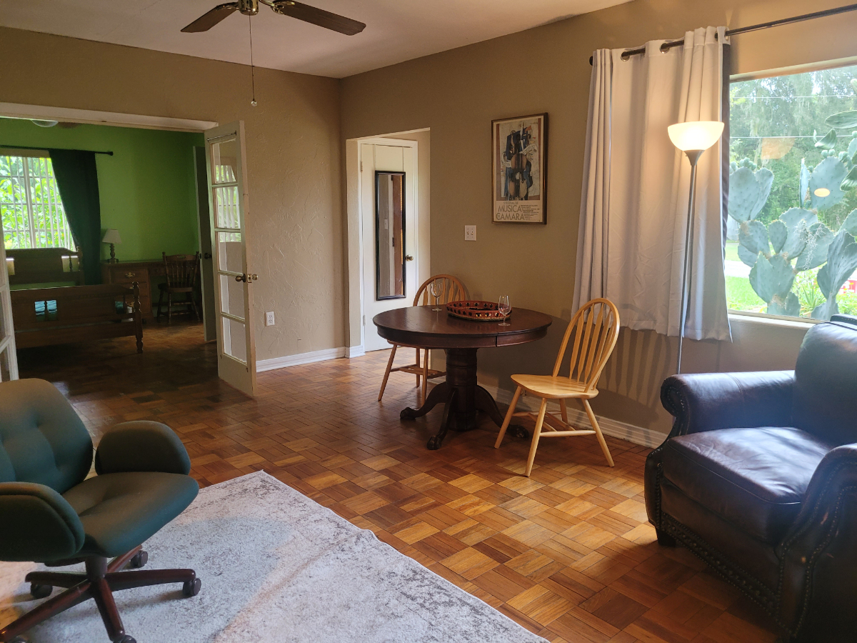 Private Master Bedroom Suite close to everything