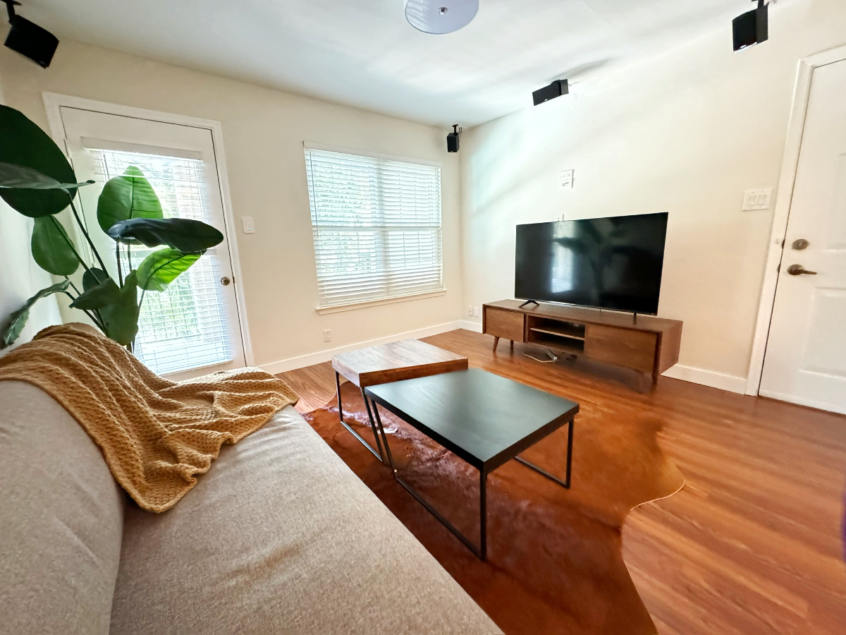 Cozy One Bedroom Condo Located in Alexandria - Photo 3