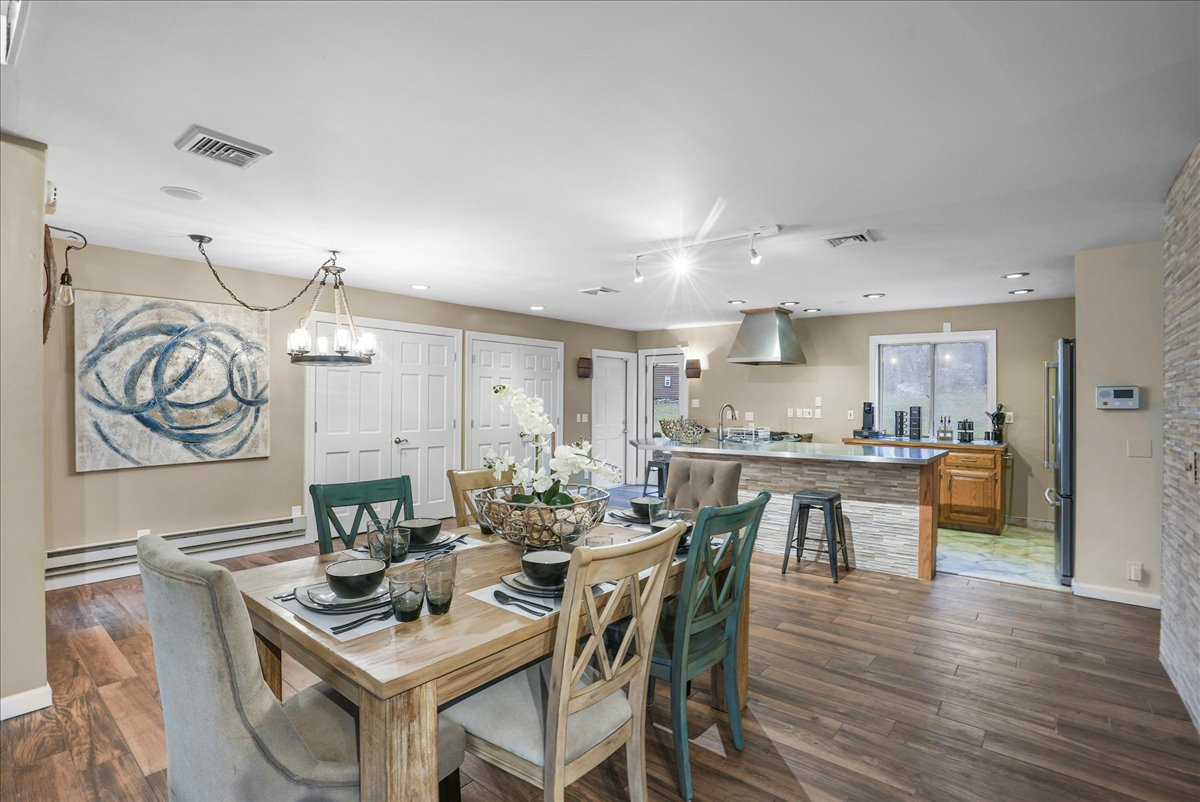 Nature Getaway - Charming Villa Near Trails & Parks - Photo 2