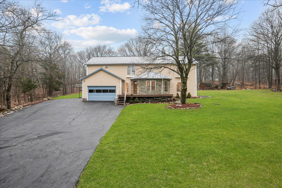Nature Getaway - Charming Villa Near Trails & Parks - Photo 5