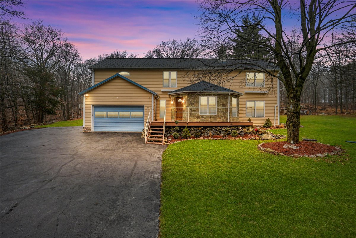 Nature Getaway - Charming Villa Near Trails & Parks - Photo 7