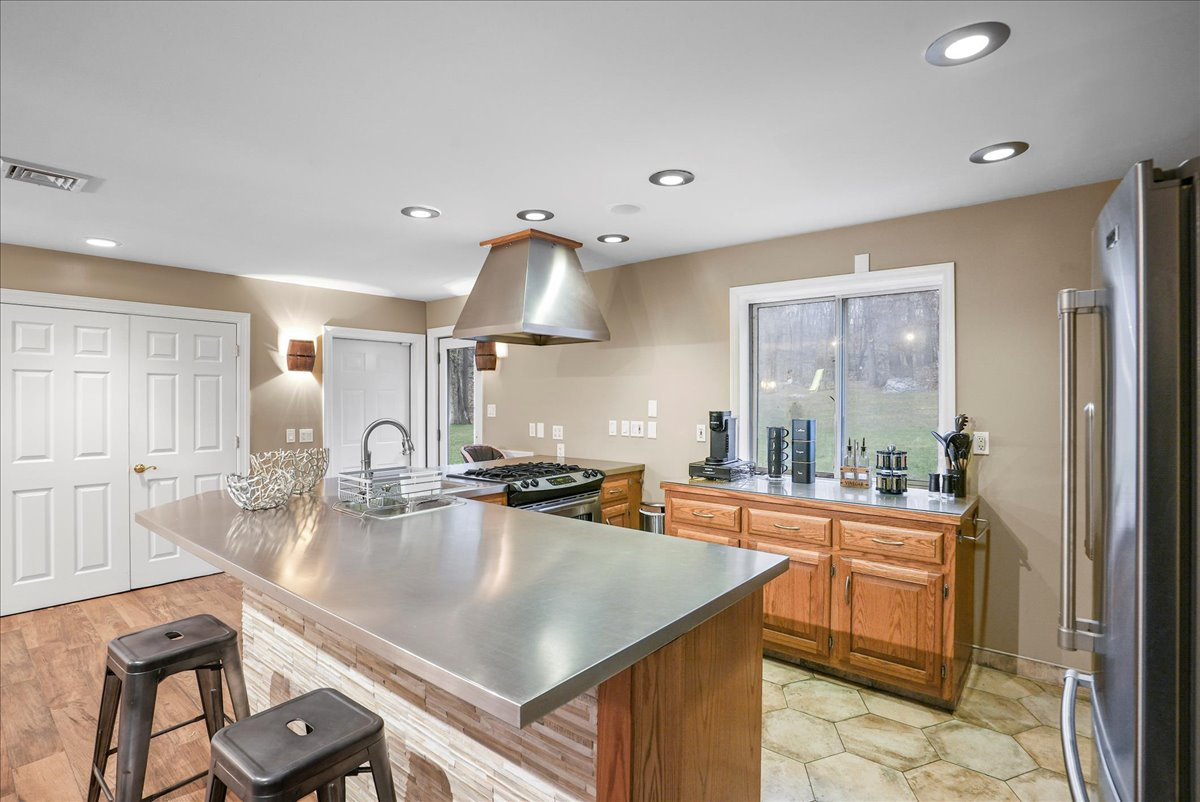 Nature Getaway - Charming Villa Near Trails & Parks - Photo 11