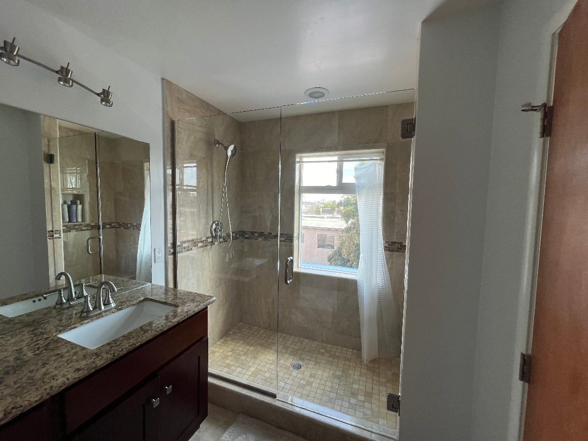 FULLY Furnished 3bed/3.5bath 3-story Townhone with 2-car garage and 5 balconies incl bbq - Photo 2