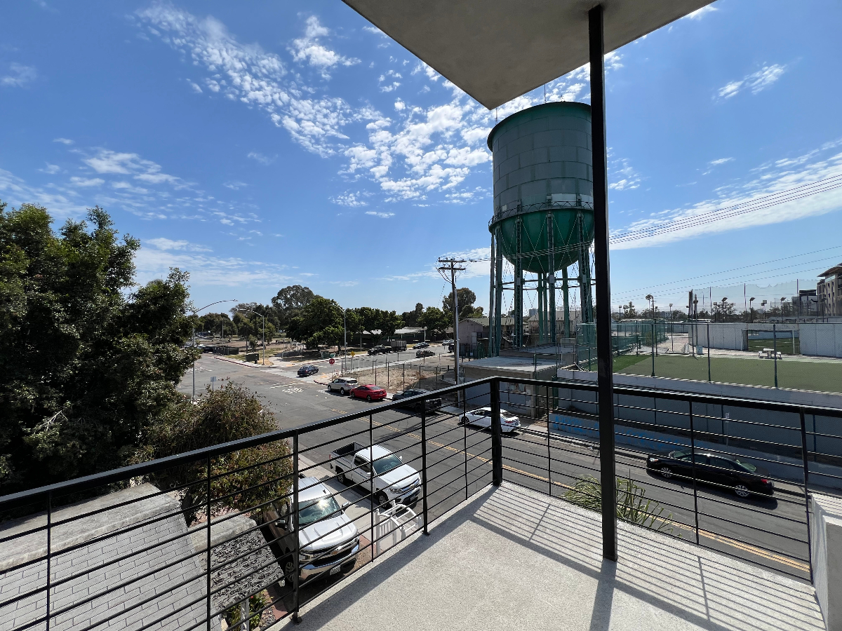 FULLY Furnished 3bed/3.5bath 3-story Townhone with 2-car garage and 5 balconies incl bbq - Photo 1