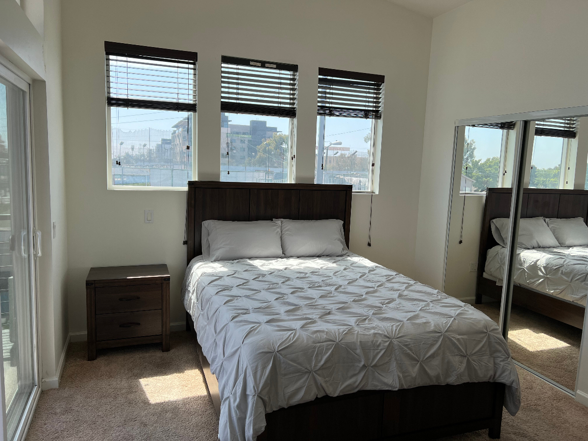 FULLY Furnished 3bed/3.5bath 3-story Townhone with 2-car garage and 5 balconies incl bbq - Photo 3