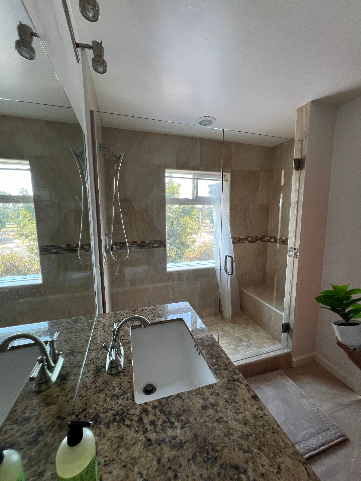 FULLY Furnished 3bed/3.5bath 3-story Townhone with 2-car garage and 5 balconies incl bbq - Photo 4