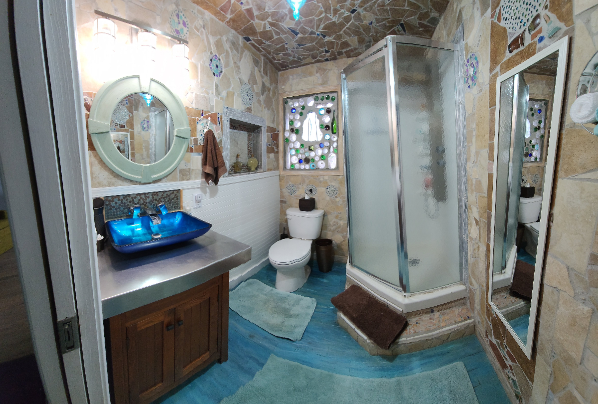 Quirky single level home in Bryan - Photo 6