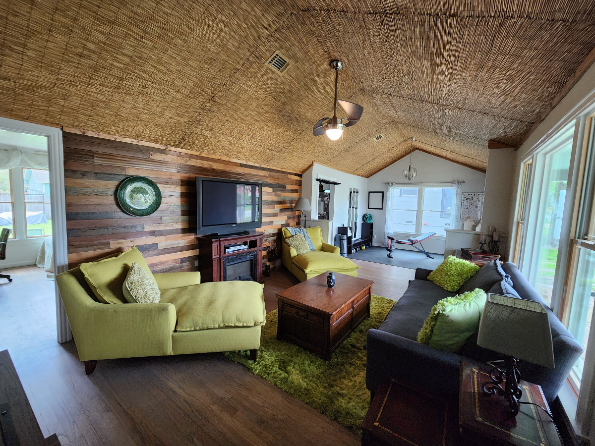 Quirky single level home in Bryan - Photo 1
