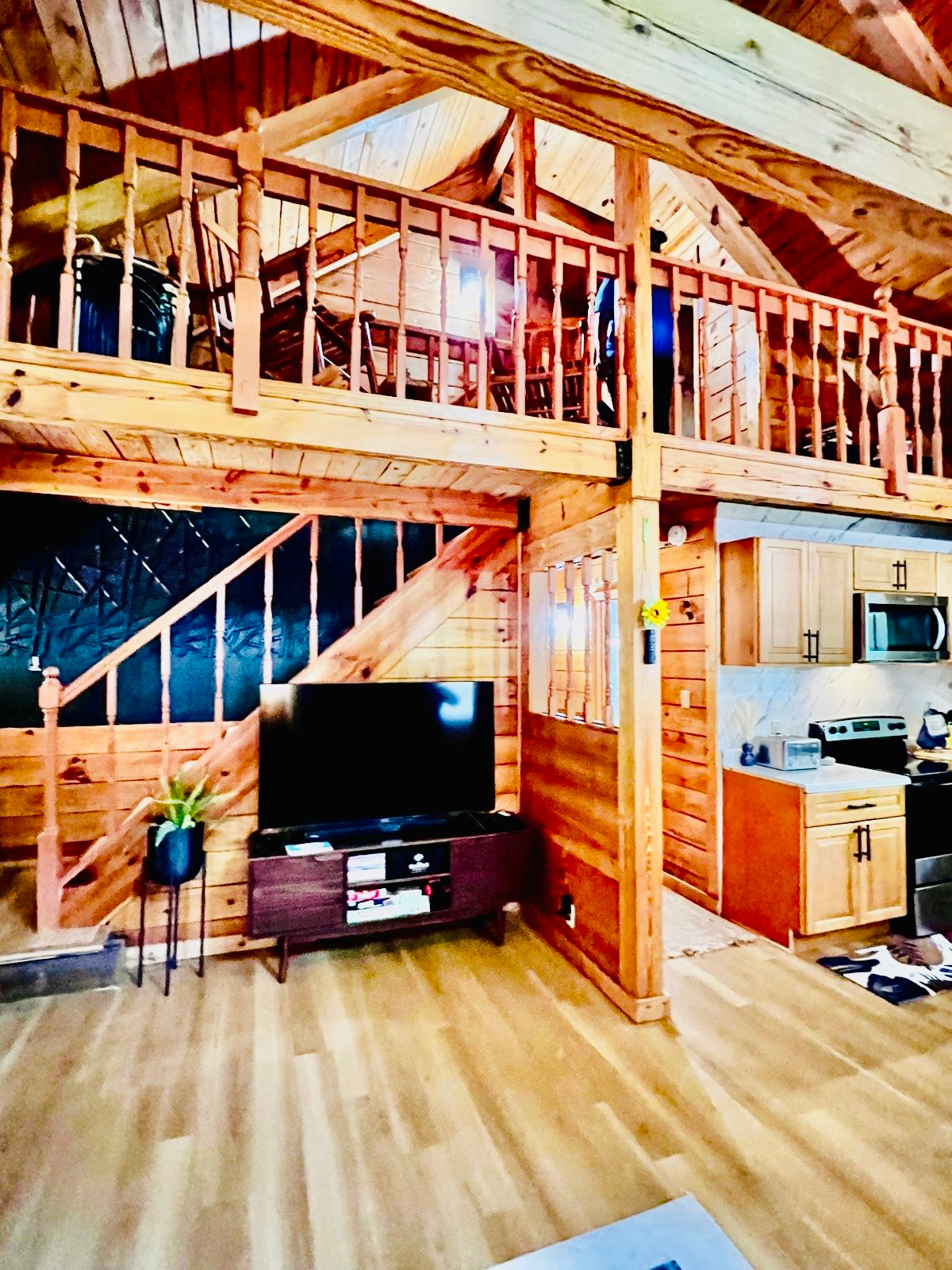 Modern 3BR Loft Cabin Near Hopewell Prince George
