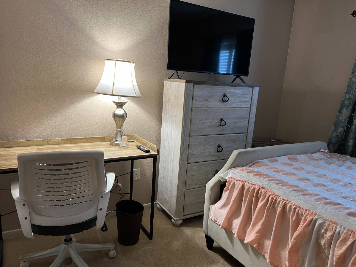 Charming Haven - Private Bedroom Rental in a Serene Home with All the Comforts, in a Gated Community - Photo 2