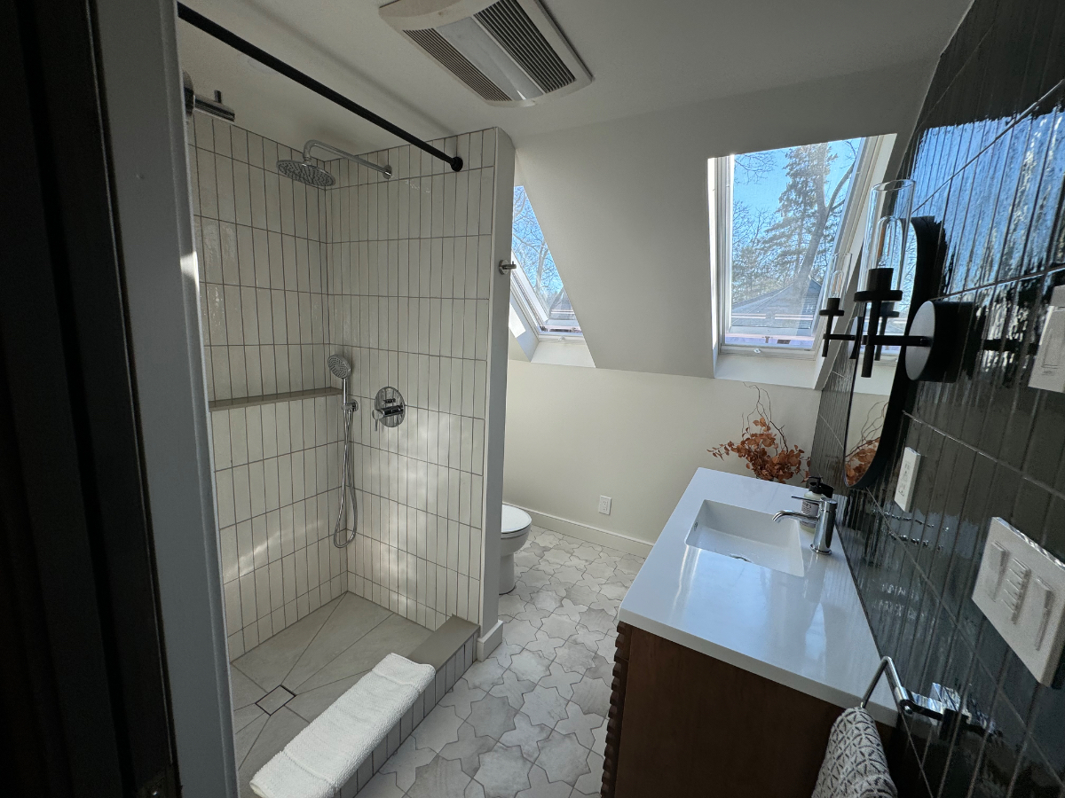 Charming 1 Bedroom Apartment - Close to Vassar w/in unit laundry & off street parking - Photo 5