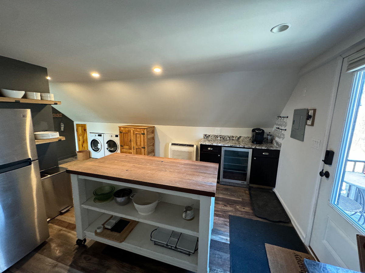 Charming 1 Bedroom Apartment - Close to Vassar w/in unit laundry & off street parking - Photo 10