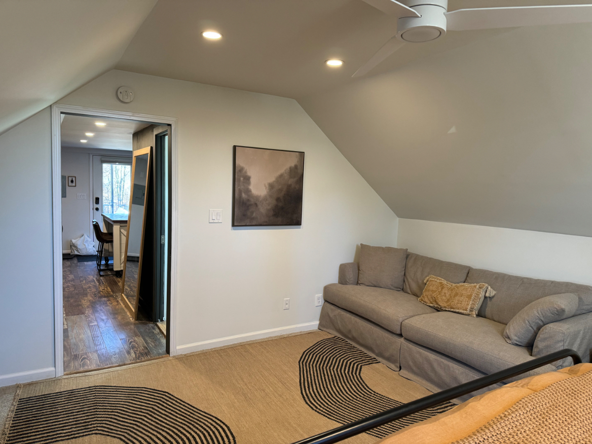 Charming 1 Bedroom Apartment - Close to Vassar w/in unit laundry & off street parking - Photo 8