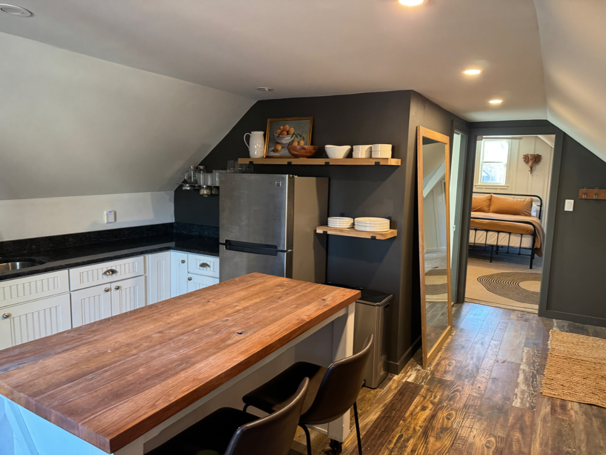 Charming 1 Bedroom Apartment - Close to Vassar w/in unit laundry & off street parking - Photo 1