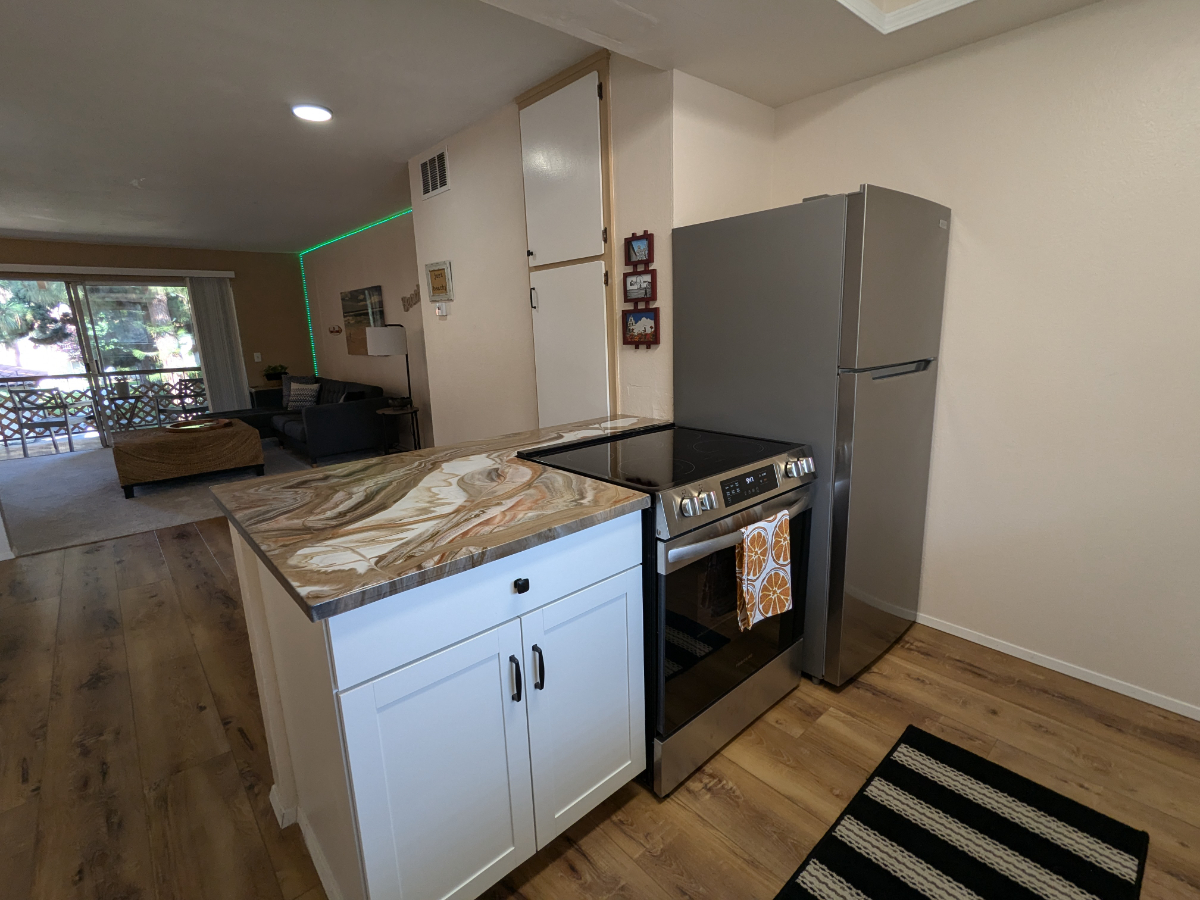 FUN Beautiful 2 bedroom 2 Bath condo It's perfect for Traveling Nurses & Professionals small Families, Couples, or Friends looking for... - Photo 5