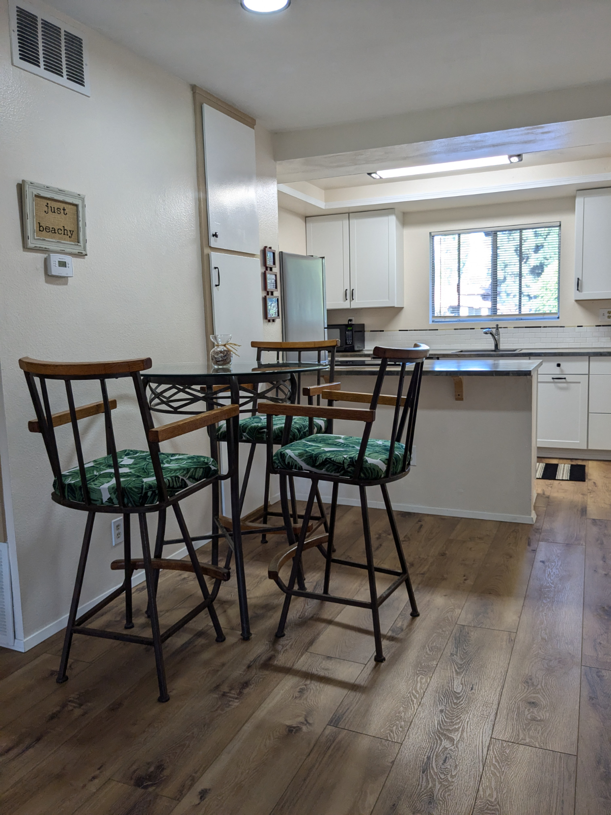 FUN Beautiful 2 bedroom 2 Bath condo It's perfect for Traveling Nurses & Professionals small Families, Couples, or Friends looking for... - Photo 4