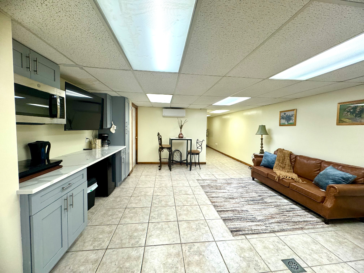 Large 1 Bedroom Apartment in Brooklyn - Photo 2
