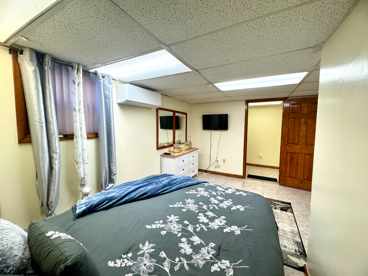 Large 1 Bedroom Apartment in Brooklyn - Photo 9