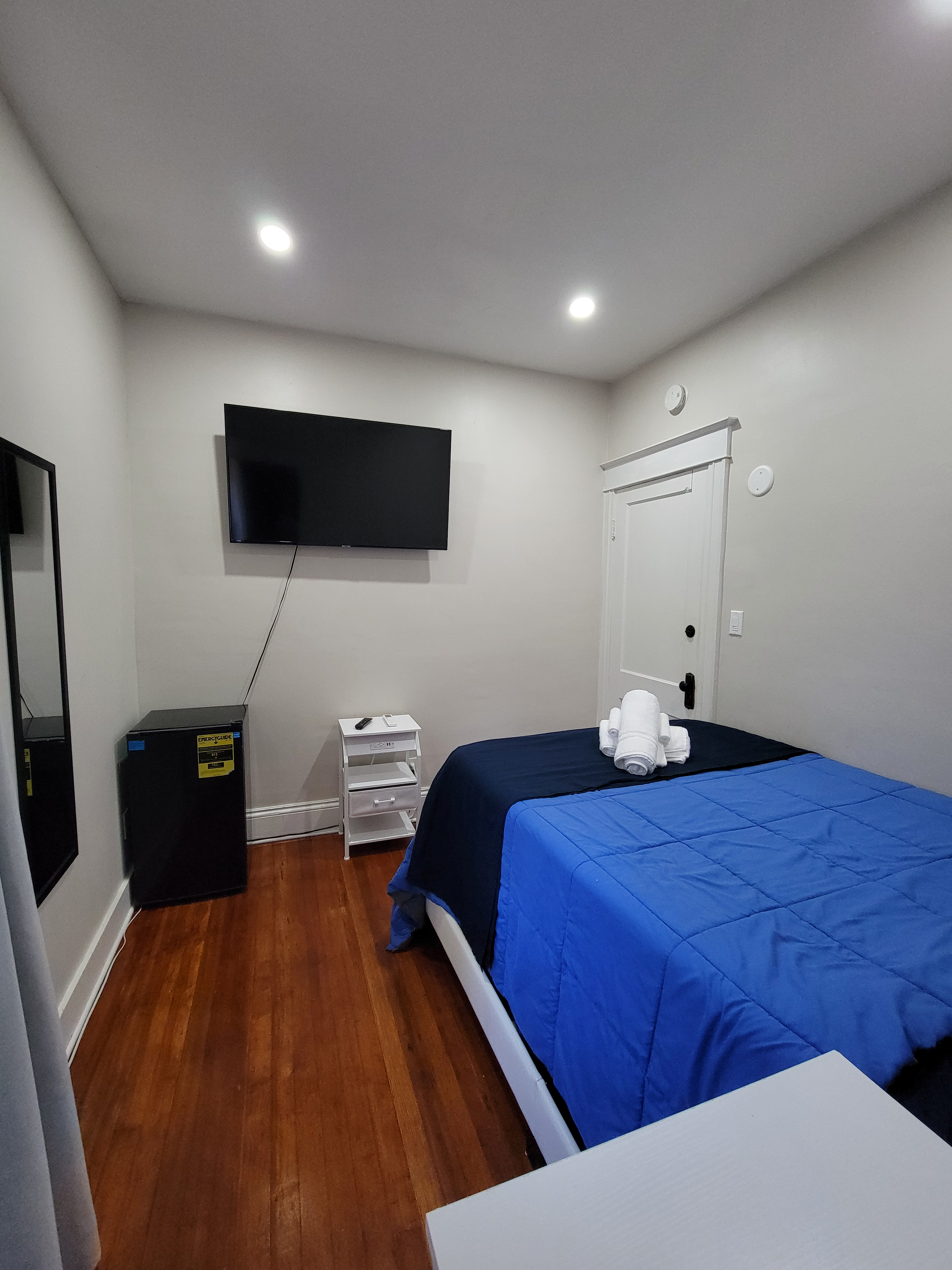Private Room in Renovated Apartment - Photo 2