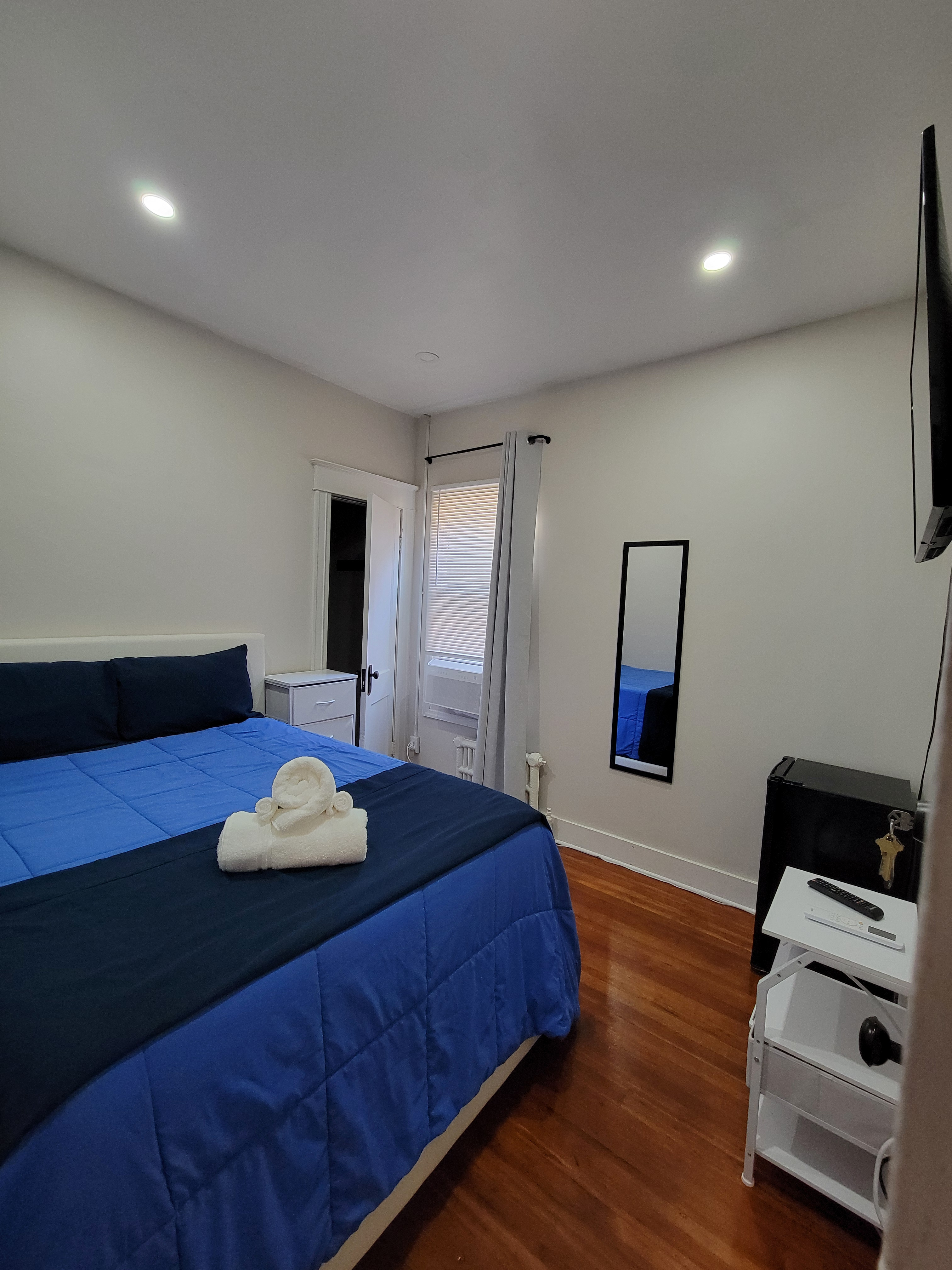 Private Room in Renovated Apartment - Photo 1